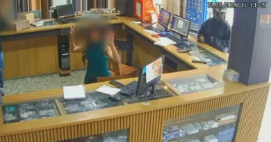 VÍDEO - dupla armada rende funcionários de madeireira e rouba celulares no DF; um é preso