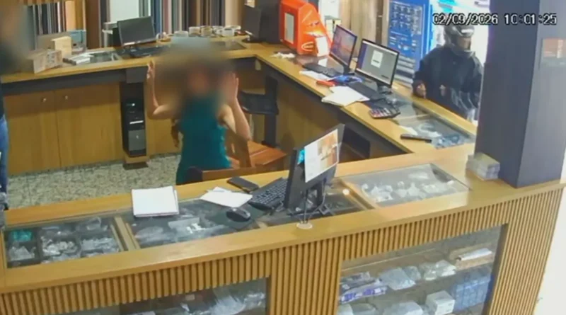 VÍDEO - dupla armada rende funcionários de madeireira e rouba celulares no DF; um é preso