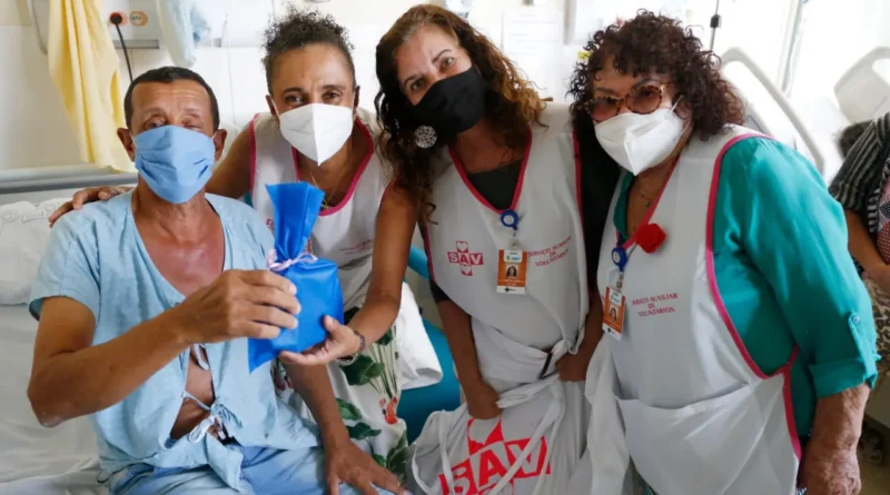 Voluntários transformam tempo em cuidado há 61 anos no Hospital de Base