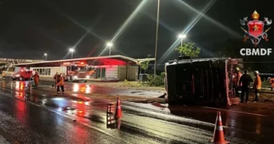 Carreta capotada na Epia Sul mantém via parcialmente interditada