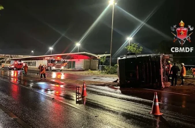 Carreta capotada na Epia Sul mantém via parcialmente interditada