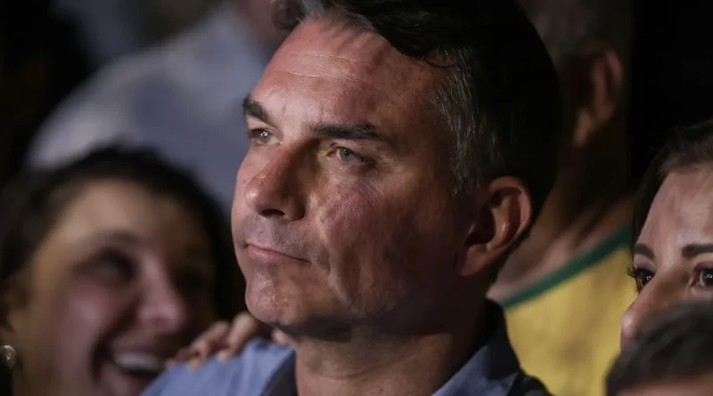 Em sabatina, Flávio não explica propostas e faz acusações sem provas Em sabatina na TV.
