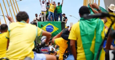 Flávio faz motociata no Pará; Lula participa de marcha no RS