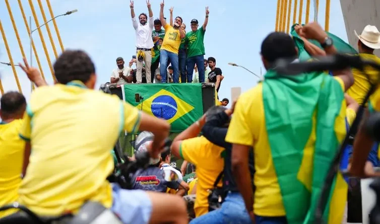 Flávio faz motociata no Pará; Lula participa de marcha no RS