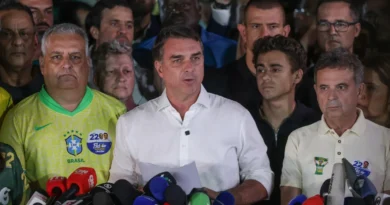 Flávio Bolsonaro cruza fronteira argentina e segue para o Equador Em nota, a Direção de.