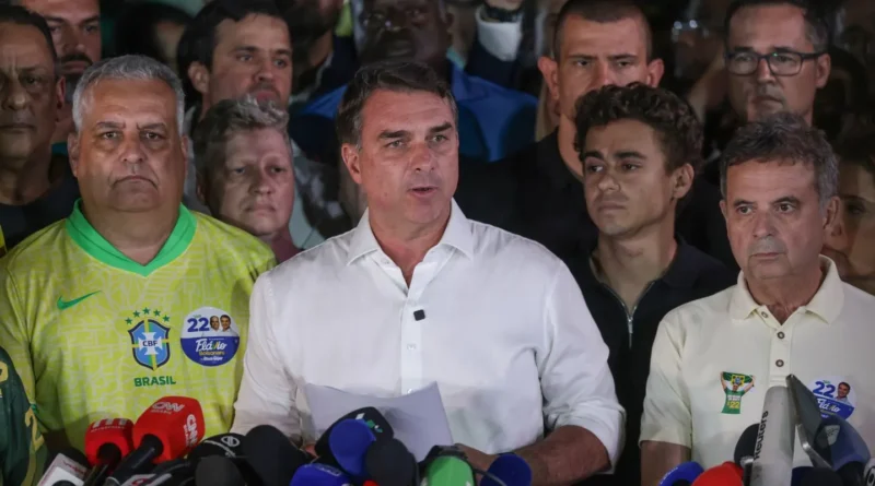 Flávio Bolsonaro cruza fronteira argentina e segue para o Equador Em nota, a Direção de.