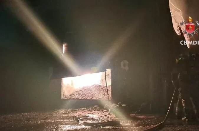 Incêndio de grandes proporções atinge galpão de alimentos em Ceilândia
