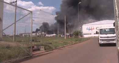 Incêndio atinge galpão de cooperativa de reciclagem na Cidade do Automóvel, no DF Incêndio atinge galpão de cooperativa de reciclagem na Cidade do Automóvel, no DF