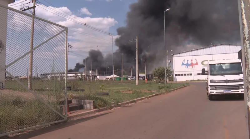 Incêndio atinge galpão de cooperativa de reciclagem na Cidade do Automóvel, no DF