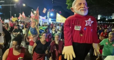 Manifestação mobiliza apoiadores de Lula em Brasília
