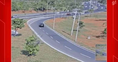 Motorista de aplicativo perde controle do carro e derruba poste no Lago Sul; veja VÍDEO