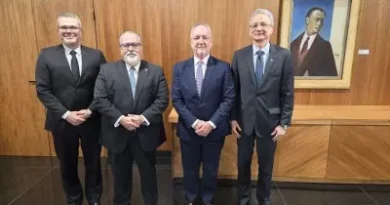 Presidente em exercício do TJDFT recebe