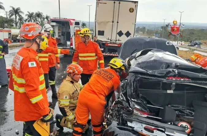 Vídeo: colisão entre 4 carretas e outros 4 veículos deixa um homem ferido